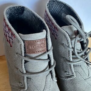 NWB Toms Desert Wedge Grey Trim - Women size 6